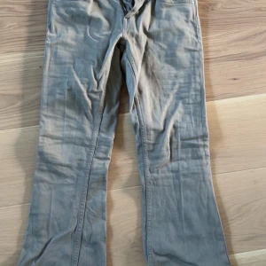 Beige bootcut-byxor från 157 XS - Snygga gröna bootcut-byxor från 157 i storlek XS Short. Modellen är lågmidjad med klassisk dragkedja och knapp framtill. Materialet är mjukt och slitstarkt, perfekt för dig som gillar en avslappnad och trendig look. Dom är lite spruckna vid gylfen men det går att sy annars e dom som nya