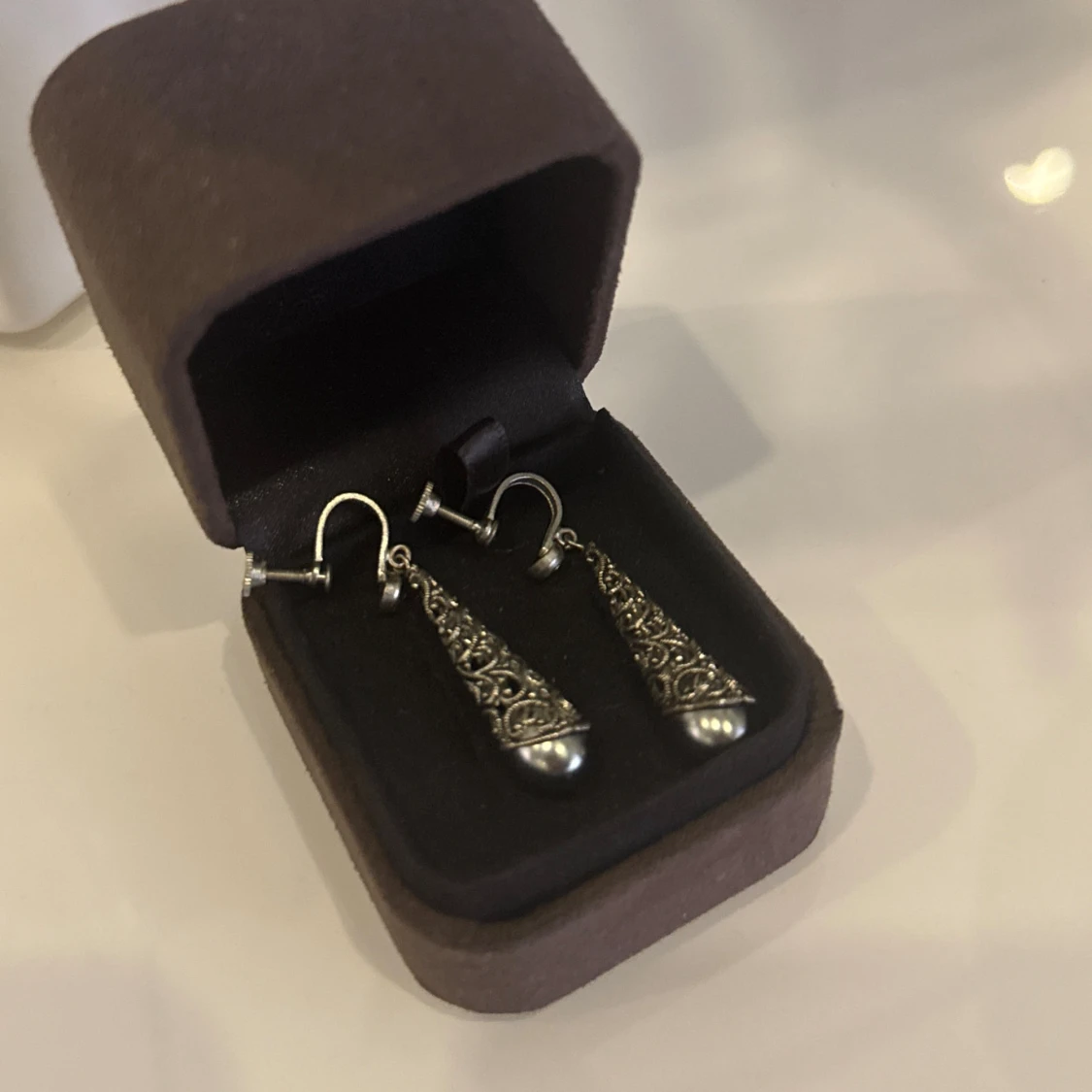 Silvriga hängande örhängen med mönster