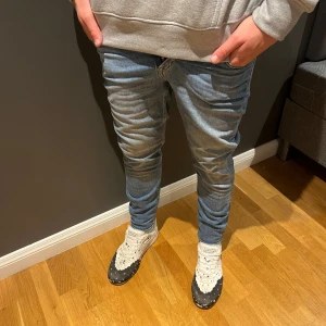 Tiger of Sweden Jeans - Snygga blå tos jeans . Klassisk femficksmodell med bakfickor och normal midja. Nypris 2000kr Vårt pris 299kr super deal om du frågar mig!!💯😮‍💨 W27 L32