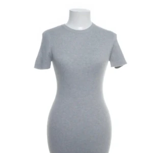 Grå ribbad kortklänning - Snygg grå ribbad kortklänning som framhäver figuren. Jag är 167cm och den sitter som en minidress 