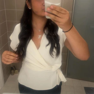 Vit omlottblus med knyt i sidan - 🤍Trendig Vit blus från Zara 🤍Storlek M 🤍Använd några gånger  🤍Populär blus 🤍Superfin