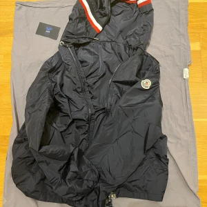 Moncler windbreaker mörkblå - Säljer en as fet moncler windbreaker åt en polare. Den är storlek M som motsvarar 2 i storlek. Skriv om de är några frågor! Våga buda!