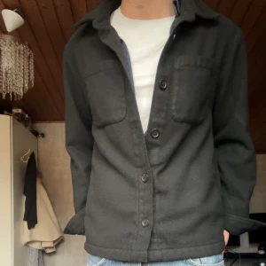 Svart overshirt från donce de la sense  - Overshirt från donce de la sense i storlek M. Kvitto finns för äkthetsbevis. OBS slutsåld i alla storlekar