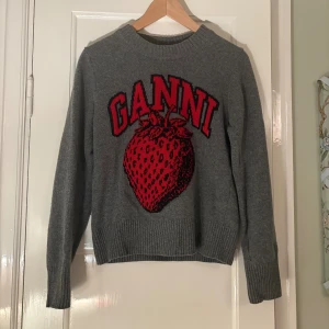 Ganni tröja - Grå tröja från Ganni! Jätte fin och är i väldigt bra skick. Har andvänt kanske två gånger och ser ut som helt ny. Den har inga defekter och är inte alls nopprig. Storlek är Xss men de är stora i storleken. Jag brukar vanligtvis ha S i mina tröjor men den här passar super. Säljer ganska dyrt på grund av att den är som helt ny.  💕