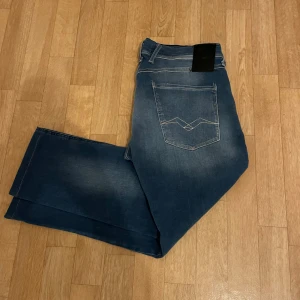 Replay anbass W32 - Säljer ett par riktigt snygga Replay anbass i storleken W32. Dem är slim fit och mycket bra skick, hör av er vid frågor!