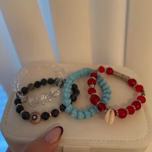 Tre färgglada pärlarmband - Säljer tre coola pärlarmband. Köpte utomlands, säljer de för 30/st 