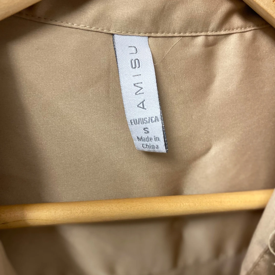 Beige skjorta från Amisu i satinlook - 1