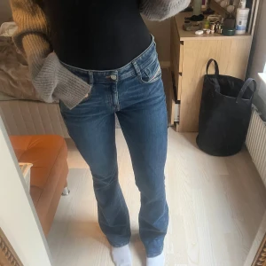 Blå bootcut jeans från Diesel - Snygga blå jeans från Diesel med bootcut. Jeansen har en medelhög midja och är i stretchigt denim. W26. Nypris är ca 1600kr