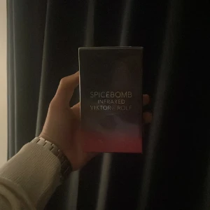 Parfym  - Snygg och modern parfym från Viktor & Rolf, Spicebomb Infrared. Perfekt för dig som vill sticka ut med en trendig doft. Kommer i originalförpackning. Volym och ingredienser syns ej tydligt på bilderna. Säljer brorsans parfym den är helt ny och inplastad 