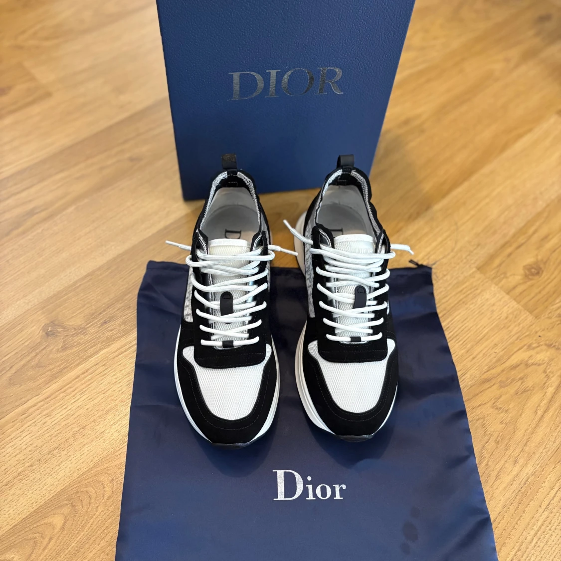 Svarta och vita Dior sneakers - 1