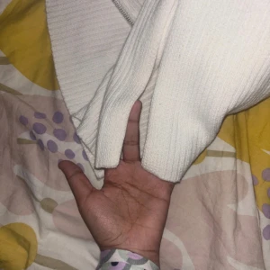 Vit ribbad half zip-tröja BikBok - Vit ribbad stickad tröja från BikBok i storlek S. Tröjan har en hög krage med  zip-dragkedja och långa ärmar. Perfekt för lager-på-lager och chill dagar. Enkel och clean stil som funkar t allt samt slit på båda sidorna vid höften säljs ej längre använd några gånger oversized