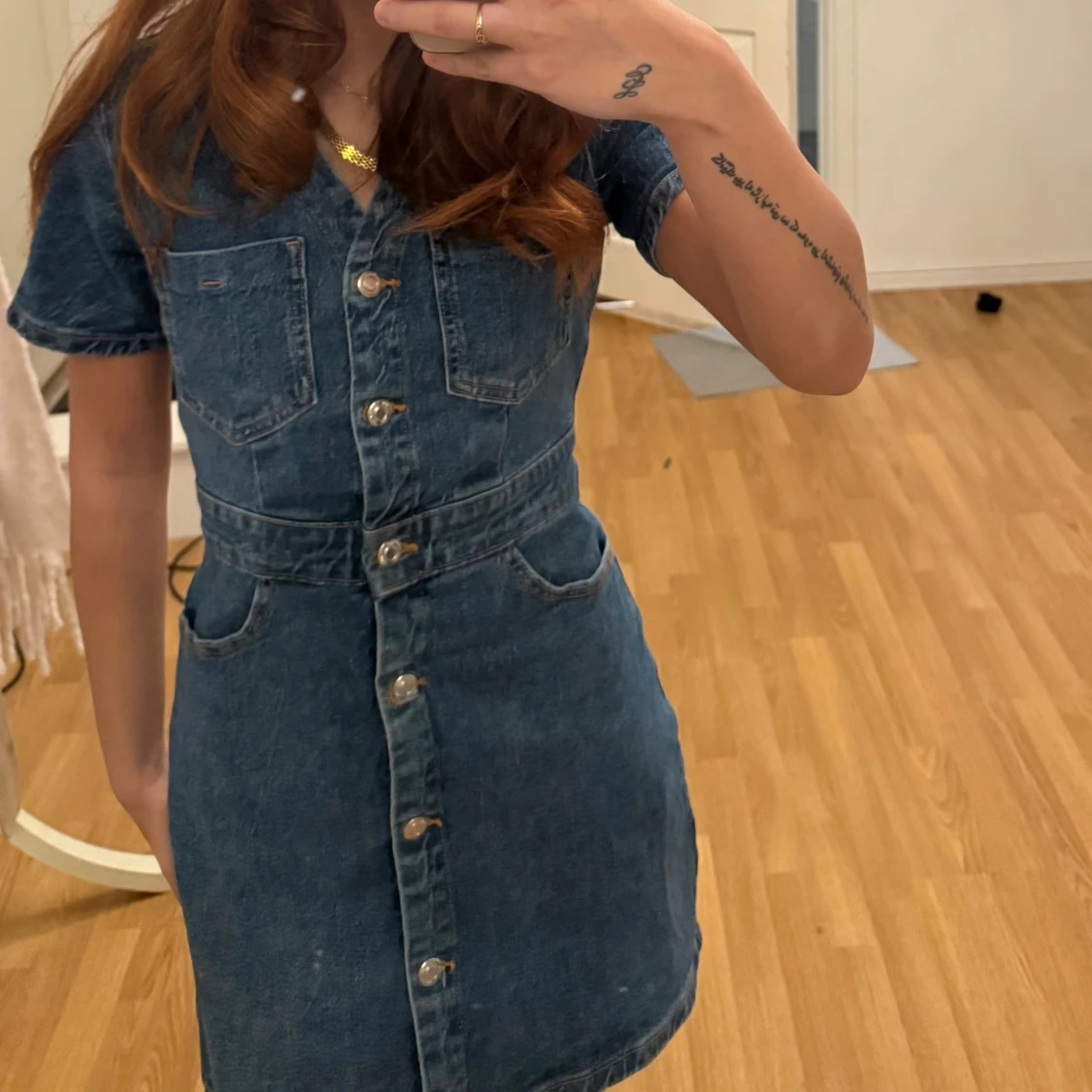 Kort jeansklänning med knappar