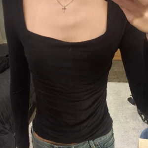 Svart långärmad tröja från ullared - Svart långärmad tröja med scrunch på sidan, mjukt material och använd ett få antal gånger 