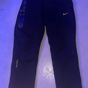 Nike NOCTA svarta mjukisbyxor S - Svarta mjukisbyxor från Nike NOCTA passar Xs och S