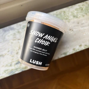 Shower jelly - super milk  - LUSH - snow angel choir. Dusch jelly / shower jelly med doften av super milk, 210 g 