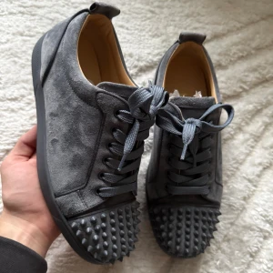 Christian Louboutin Grey - Nypris 10000kr! HELT NYA! 40 fits 41