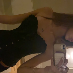 Svart korsett skit snygg till halloween  - Säljer en svart korsett med snygga spetsdetaljer längs överkanten och snörning framtill. Modellen är axelbandslös och har en tight passform som framhäver midjan. Den kostade 300 kronor dyrare ny💗💗Använd en gång.