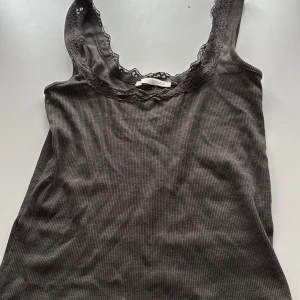 Gulligt linne från Zara  - gulligt ribbat linne från Zara i storlek S