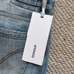 HELT NYA Dondup George skinny fit - HELT NYA Dondup George skinny fit, storlek W31, och modellen bär W32 och är 180 cm 75 kg. Mått A: 39 cm. B: 102 cm. Väldigt snygga och sköna! Väldigt bra pris med tanke på att dom är helt nya med nypris på ungefär 2600 sek. Kom gärna med frågor! ✌️