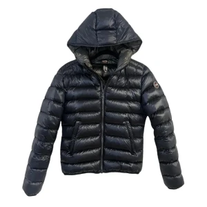 Svart dunjacka med huva från Colmar - Snygg svart dunjacka från Colmar med huva och quiltad design. Jackan har dragkedja framtill, två sidofickor och ett diskret logomärke på ärmen. Perfekt för kalla dagar och har en modern, puffad look som är riktigt trendig.