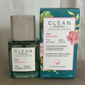 Clean Reserve Brilliant Peony EdP 🌸 - ✨ Fräsch eau de parfum – floral musk ✨ Elegant, vattenbaserad parfym med en mjuk och långvarig doft av blommor och musk. Formulan är skonsam mot huden och innehåller hållbara noter av australiskt sandelträ 🌿  💧 Volym: 30 ml 🩷 Köpt: 24/10 🧴 Nypris: ca 600–700 kr  Säljs endast p.g.a. ångrat köp. Perfekt för dig som gillar miljövänliga och lyxiga dofter!