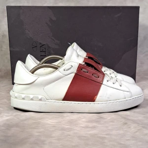 Valentino Open - Stl 41 - Feta och eftertraktad skor från Valentino i färgen vinröd! | Fint skick: 8,5/10, minimalt sliten vid vänster skon vid insida hälen, inget som syns eller känns vid användning 🙌 | Självklart äkta! | Stl 41 | Medföljer vid köp: Skorna och Skobox |