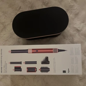 Dyson Airwrap Complete Long - Säljer nu min bästa dyson! Nästintill ny och använd fåtal gånger. Jätte fint skick! Orginalförpackninh och allt tillbehör kommer med.    Nypris: 6190kr