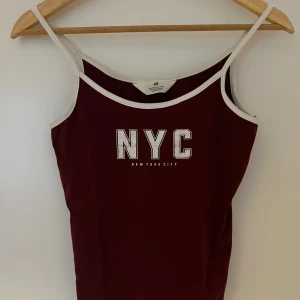 Vinrött linne - Starkare färg i verkligheten, lite croppad! As skön att ha hemma och ute. Storlek 170-S/M