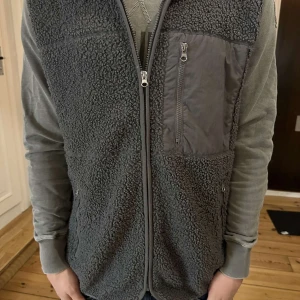 Mörkgrå fleeceväst med dragkedja - Mörkgrå väst från lager 157