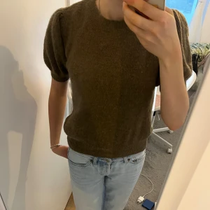 Brun stickad tshirt med puffärm - Jätteskön stickad tröja, stocks inte alls utan tvärtom riktigt mysig! Märkt som storlek M men den sitter som en xs/s 