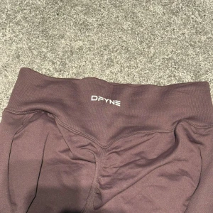 Bruna leggings från DFYNE - Snygga bruna leggings från DFYNE med hög midja och stretchigt material som sitter skönt. Perfekta för träning eller chill, med diskret logga framtill i vitt. Materialet är mjukt och följsamt, vilket gör dem riktigt bekväma.🤍🥰