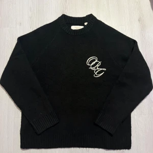 Svarta sweetshirt från Jack n Jons  - Tjena säljer en fet sweetshirt från Jack n Jons som varm och skön passar med allt så om du vill få tjejer rekommenderar jag dig att köpa dennna den är xs men om du har storlek s så kan de kanske passa dig 