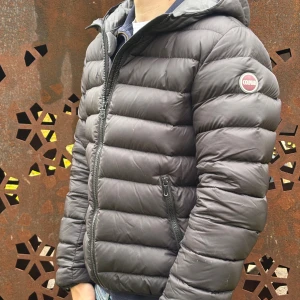 Colmar vinterjacka xs - Säljer en svart dunjacka från Colmar med huva| Nypris 4999.| Jackan har dragkedja framtill och två sidofickor med dragkedja. Perfekt för kalla dagar och har en clean, sportig look.