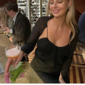 Zara topp - Så fin topp från Zara! Lånade bilder ❤️