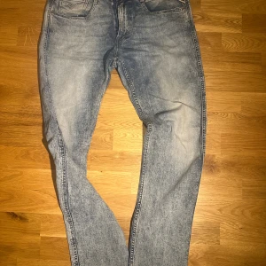 Replay jeans Ambass - Urfeta jeans från replay, dunder skick! Ambass passform W34 och en riktigt fet tvätt. Slänger med ett par brallorn från Jack and Jones vid snabb affär! Kom gärna med frågor!