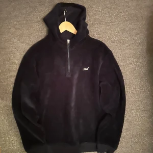Kith Quarter-zip Hoodie - Mörkblå Hoodie från premium märket Kith. Helt ny med tag. Funkar både inomhus och utomhus under höst/vår. Går ej att få tag på Längre. Hör av er vid funderingar🙌