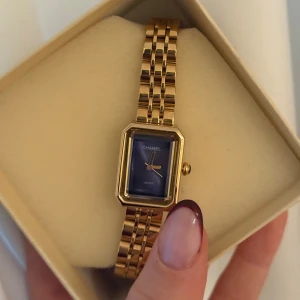 Klocka  - Guld färgad klocka, köpt utomlands 