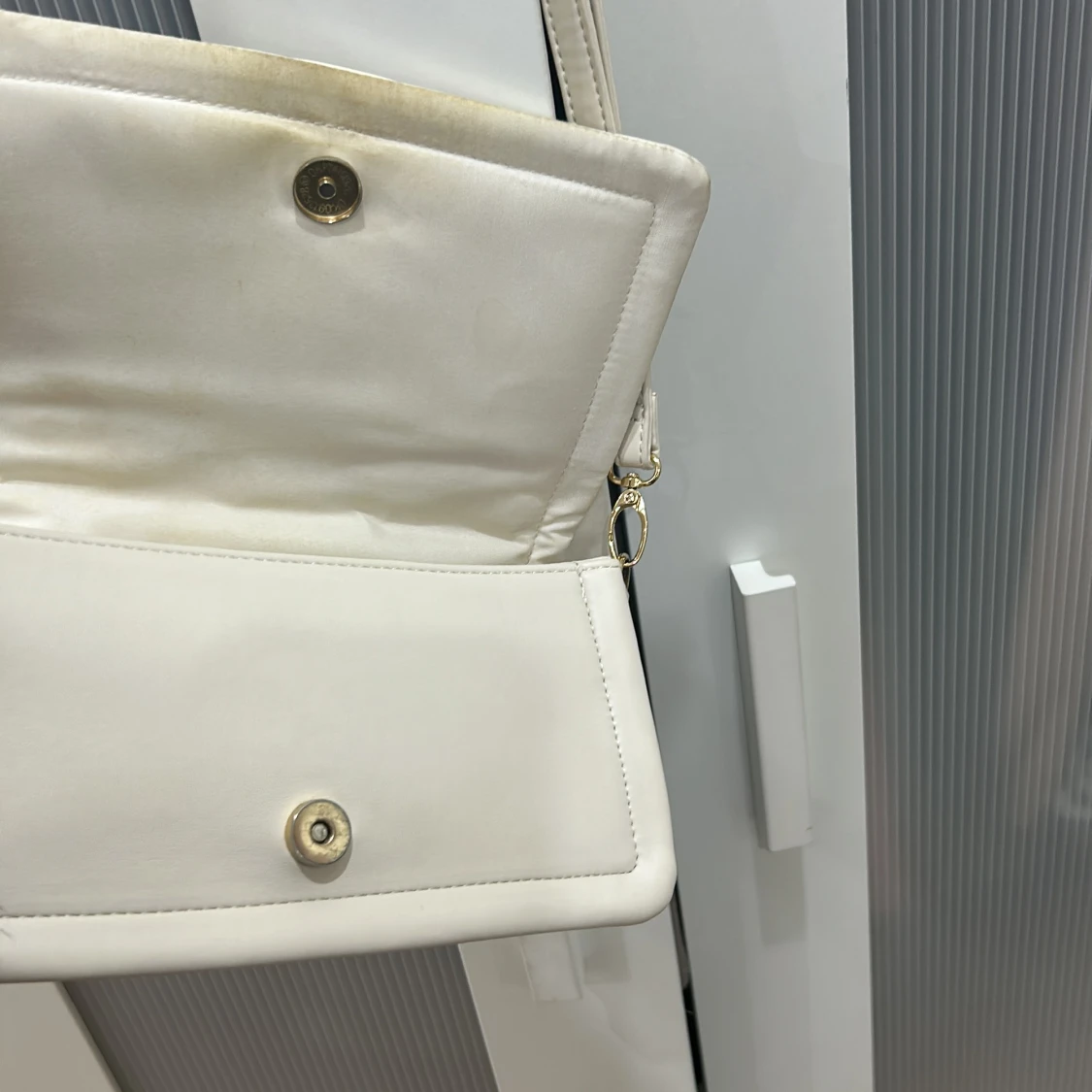 Vit axelväska med lång rem - 2
