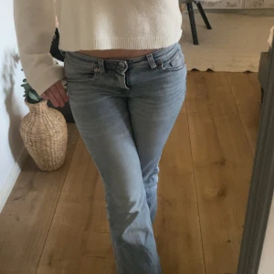 Ljusblåa bootcut jeans  - Hejj jag säljer dessa ljusblåa lågmidjade bootcut jeansen pågrund av att jag måste rensa garderoben och har för mycket kläder ❤️ De har använts men inga synliga defekter  förutom att de är pyttelite slitna längst ner på ena hälen men det syns inte på. ( bild 4) de är i bra skick! Köpte de för 400 kronor 🥰Jag är 164/165 cm lång och de går ända ner till hälarna på mig. Storlek S! Skriv om ni vill ha fler bilder🥰