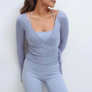 Soft wrap cardigan - Omlott tröja i en superfin ljusblå färg. Jättemjuk och skön, passar bra till tex pilates.