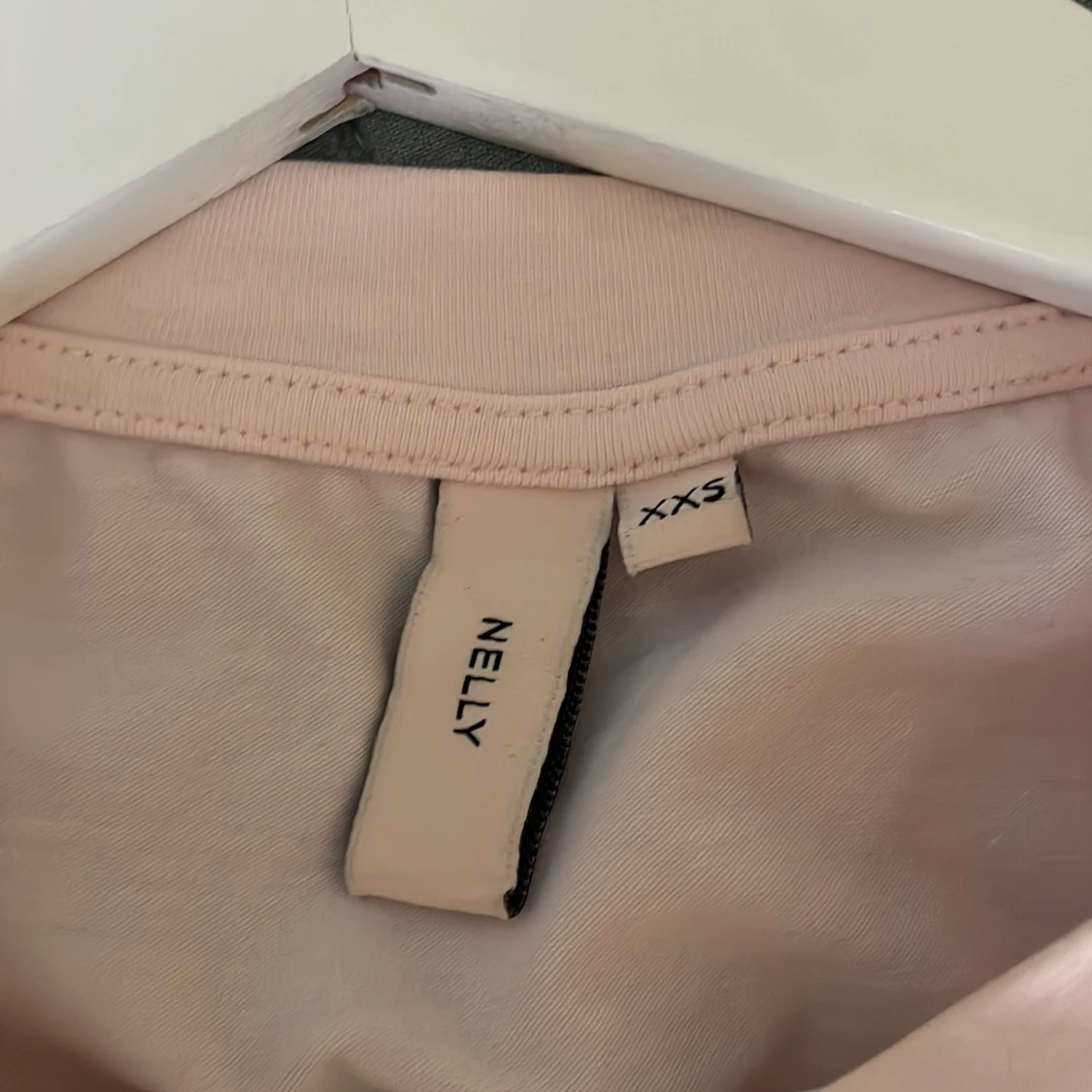 Ljusrosa t-shirt från Nelly - 2