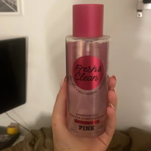 Victorias secret Fresh & Clean Shimmer Body Mist - Shimmer body mist med inslag av sweet apple, fresh tangerine och sea spray. Innehåller essentiella oljor. Perfekt för dig som vill ha en fräsch och glittrande touch till din look.