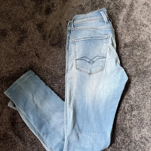 Replay jeans  - Säljer ett par ljusblå jeans från replay storlek waist 30 length 31 mitt pris 399 nypris 1699 vid frågor och funderingar är det bara att höra av sig