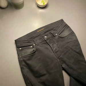 Nudie jeans - Säljer nu dessa riktigt snygga grim Tim Nudie jeans i st W32 L32, bara höra av dig vid minsta fråga eller funderig och pris kan absolut diskuteras🤩