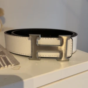 H bälte - Vit H bälte i storlek 105 cm