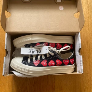 Converse comme des garçon  - Fräscha Converse comme des garcon till försäljning . Helt nya aldrig använda. Allt ingår. Pris kan diskuteras. Återkom vid frågor och funderingar😊