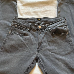 Grå jeans från Lee - Snygga grå jeans från Lee i modellen Luke. 
