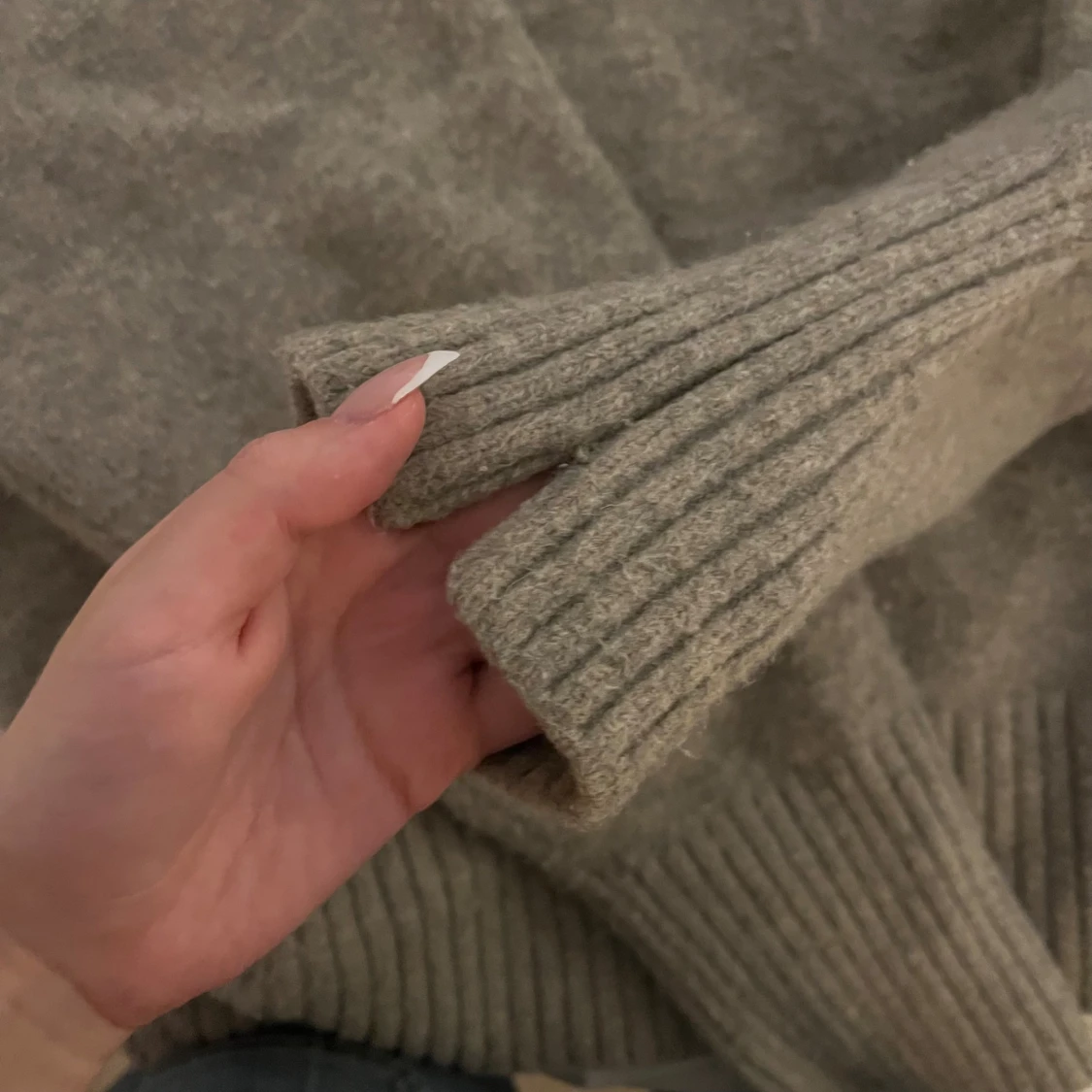 Grå stickad hoodie med huva - 2