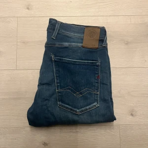 Replay anbass  - Replay Anbass  |  Storlek: W31 L32  |  Skick: 9/10 använda 4 gånger  |                                        Nypris: 1899 kr  ,  Mitt pris: 499 kr  |  Modell: Anbass (slim fit/regular fit)