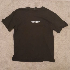 Svart y2k Tshirt  - Har använt den relativt mycket men deg märks inte, storleken står XS men den passar mer om en S kanske M